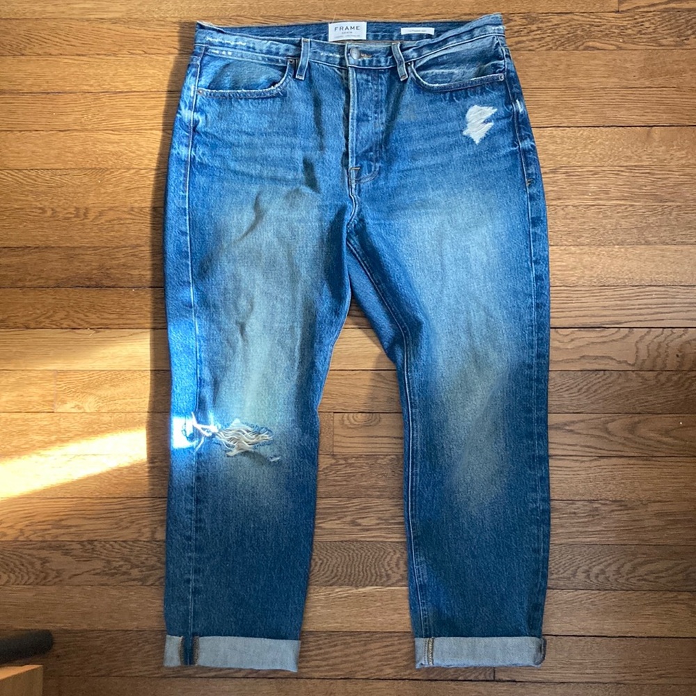 FRAME DENIM medium wash size 30 “Le Pegged Jean”.